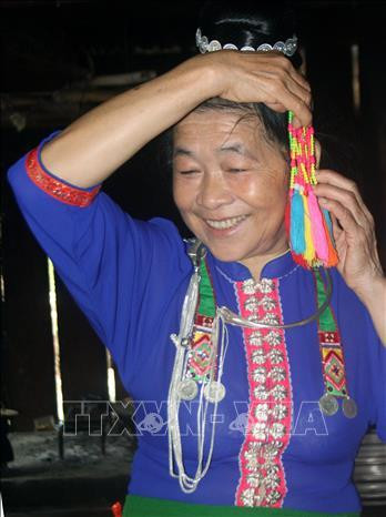 Trang phục của phụ nữ dân tộc Kháng gần giống váy áo cóm của người dân tộc Thái đen nhưng điểm xuyết nhiều hoa văn, họa tiết mang sắc thái riêng. Ảnh: Diệp Anh - TTXVN Trang phục của phụ nữ dân tộc Kháng gần giống váy áo cóm của người dân tộc Thái đen nhưng điểm xuyết nhiều hoa văn, họa tiết mang sắc thái riêng. Ảnh: Diệp Anh - TTXVN