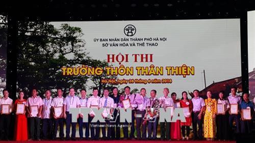 Lễ trao thưởng cho các thí sinh đoạt giải tại hội thi "Trưởng thôn thân thiện" Ảnh: Đinh Thuận - TTXVN