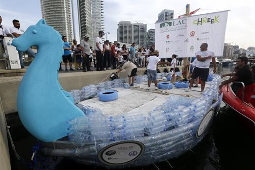 Con thuyền làm từ 21000 chai nhựa cập cảng ở Beirut, Liban ngày 20/5. THX/TTXVN Con thuyền làm từ 21000 chai nhựa cập cảng ở Beirut, Liban ngày 20/5. THX/TTXVN