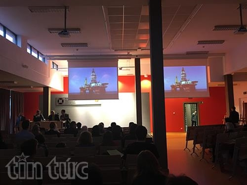 Triển lãm ảnh biển đảo Việt Nam tại Ba Lan ảnh 1