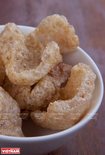 Da heo chiên giòn là thức ăn kèm không thể thiếu khi dùng cơm hến