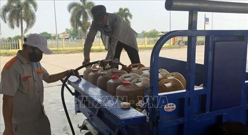 Người dân đổ xô đi mua xăng dầu tích trữ. Ảnh: Trần Tĩnh - TTXVN