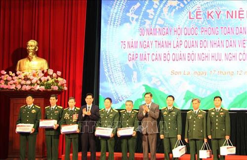 Lãnh đạo tỉnh Sơn La trao quà tri ân tặng các cán bộ quân đội nghỉ hưu. Ảnh: Nguyễn Cường – TTXVN Lãnh đạo tỉnh Sơn La trao quà tri ân tặng các cán bộ quân đội nghỉ hưu. Ảnh: Nguyễn Cường – TTXVN