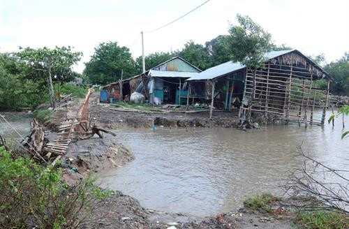 Sóng biển gây sạt lở bờ biển làm vỡ đê quốc phòng tại xã Vân Khánh, huyện An Minh. Ảnh: Lê Huy Hải - TTXVN Sóng biển gây sạt lở bờ biển làm vỡ đê quốc phòng tại xã Vân Khánh, huyện An Minh. Ảnh: Lê Huy Hải - TTXVN