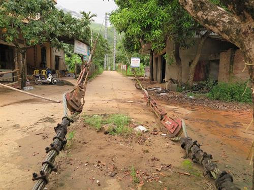 Cáp treo ở một đầu cầu Hải Sơn. Ảnh: Hữu Quyết - TTXVN