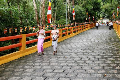 Đồng bào dân tộc thiểu số Khmer hân hoan chào đón năm mới. Ảnh: baoangiang.com.vn