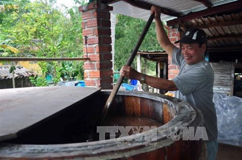 Cá cơm được ướp trong những thùng gỗ khoảng 12 tháng để cho ra những giọt nước mắm đậm đà. Ảnh: Đỗ Trưởng- TTXVN Cá cơm được ướp trong những thùng gỗ khoảng 12 tháng để cho ra những giọt nước mắm đậm đà. Ảnh: Đỗ Trưởng- TTXVN