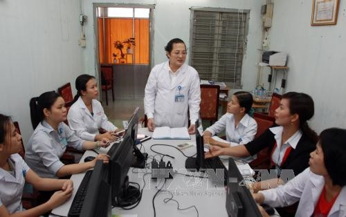 Bác sĩ Nguyễn Minh Quân, Giám đốc Bệnh viện quận Thủ Đức cùng cán bộ, nhân viên trao đổi trong cuộc họp. Ảnh: Phương Vy - TTXVN. Bác sĩ Nguyễn Minh Quân, Giám đốc Bệnh viện quận Thủ Đức cùng cán bộ, nhân viên trao đổi trong cuộc họp. Ảnh: Phương Vy - TTXVN.