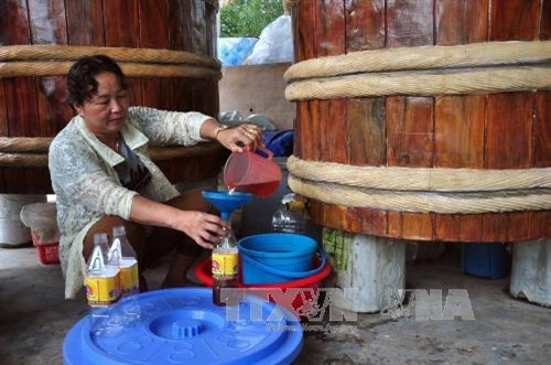 Đóng chai nước mắm chuẩn bị đưa ra thị trường. Ảnh: Đỗ Trưởng - TTXVN Đóng chai nước mắm chuẩn bị đưa ra thị trường. Ảnh: Đỗ Trưởng - TTXVN