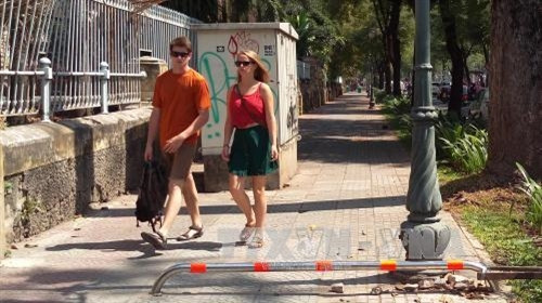 Du khách đi bộ trên vỉa hè đường Lý Tự Trọng được lắp thí điểm barie một thanh. Ảnh: Hoàng Hải - TTXVN Du khách đi bộ trên vỉa hè đường Lý Tự Trọng được lắp thí điểm barie một thanh. Ảnh: Hoàng Hải - TTXVN