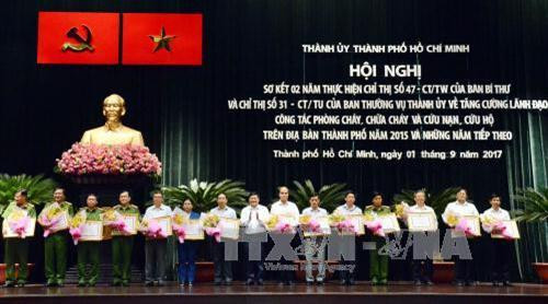 Trao Bằng khen UBND TP. Hồ Chí Minh cho 16 tập thể đã có thành tích xuất sắc trong công tác phòng cháy, chữa cháy và cứu hộ cứu nạn trên địa bàn thành phố. Ảnh: Mạnh Linh-TTXVN Trao Bằng khen UBND TP. Hồ Chí Minh cho 16 tập thể đã có thành tích xuất sắc trong công tác phòng cháy, chữa cháy và cứu hộ cứu nạn trên địa bàn thành phố. Ảnh: Mạnh Linh-TTXVN