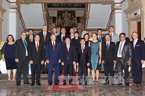 Chủ tịch UBND Thành phố Hồ Chí Minh Nguyễn Thành Phong với Thống đốc Bang Utah (Hoa Kỳ) Gary R.Herbert cùng các đại biểu. Ảnh: Thanh Vũ-TTXVN