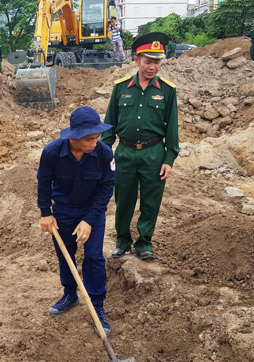 Đại tá Trần Văn Hợp đang chỉ đạo anh em chiến sỹ Đội K70 đào tìm hài cốt liệt sỹ tại Sân bay quốc tế Tân Sơn Nhất đầu cuối tháng 6/2017 vừa qua. Ảnh: Xuân Khu – Anh Tuấn - TTXVN Đại tá Trần Văn Hợp đang chỉ đạo anh em chiến sỹ Đội K70 đào tìm hài cốt liệt sỹ tại Sân bay quốc tế Tân Sơn Nhất đầu cuối tháng 6/2017 vừa qua. Ảnh: Xuân Khu – Anh Tuấn - TTXVN