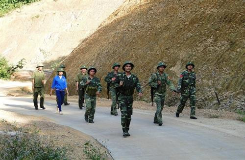 Cán bộ, chiến sĩ Đồn biên phòng Đắk Quýt cùng dân quân xã Phước Thiện tuần tra bảo vệ đường biên, cột mốc. Ảnh: tinhuybinhphuoc.vn Cán bộ, chiến sĩ Đồn biên phòng Đắk Quýt cùng dân quân xã Phước Thiện tuần tra bảo vệ đường biên, cột mốc. Ảnh: tinhuybinhphuoc.vn