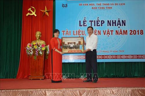Đại diện tổ chức, cá nhân trao tặng hiện vật, hình ảnh cho bảo tàng tỉnh. Ảnh: Hoài Thu - TTXVN Đại diện tổ chức, cá nhân trao tặng hiện vật, hình ảnh cho bảo tàng tỉnh. Ảnh: Hoài Thu - TTXVN