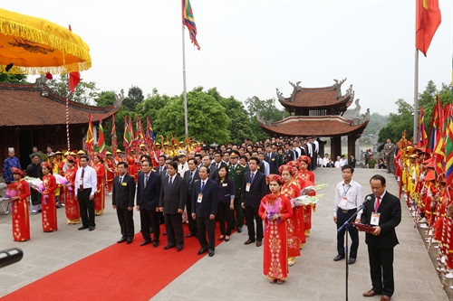 Quang cảnh tại buổi lễ dâng hương tri ân Đức Quốc Tổ Lạc Long Quân.