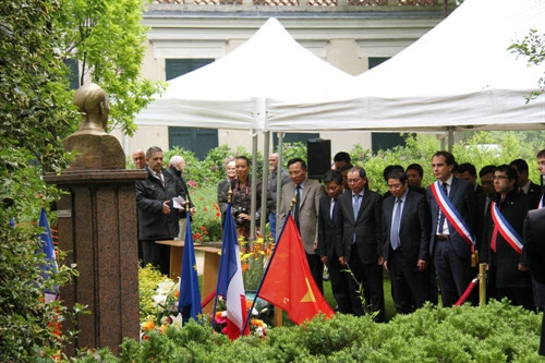 Đoàn đại biểu Đảng Cộng sản Việt Nam dâng hoa tại Tượng đài Chủ tịch Hồ Chí Minh ở thành phố Montreuil. Ảnh: TTXVN