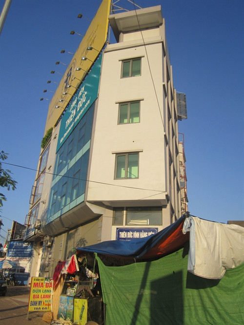 Một ngôi nhà có hình thù kì quái ở gần ngã tư Võ Chí Công – Xuân La. Ảnh: Đỗ Phương Anh - TTXVN