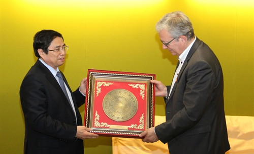 Đồng chí Phạm Minh Chính tặng quả lưu niệm đồng chí Pierre Laurent- Bí thư toàn quốc Đảng Cộng sản Pháp. Ảnh: TTXVN