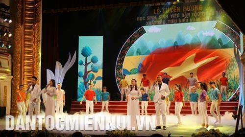 Các tiết mục văn nghệ tại buổi lễ. Ảnh: Nam Sương