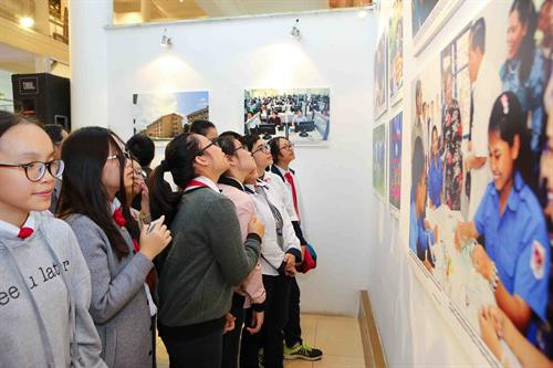Đông đảo học sinh Thủ đô tới tham quan triển lãm. Ảnh: Thành Đạt – TTXVN
