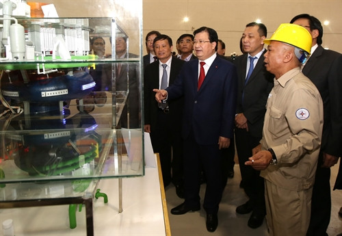 Phó Thủ tướng Trịnh Đình Dũng và các đại biểu nghe giới thiệu về mô hình các tổ máy. Ảnh: Ngọc Hà – TTXVN Phó Thủ tướng Trịnh Đình Dũng và các đại biểu nghe giới thiệu về mô hình các tổ máy. Ảnh: Ngọc Hà – TTXVN