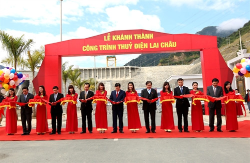 Phó Thủ tướng Trịnh Đình Dũng và các đại biểu thực hiện nghi thức khánh thành nhà máy thủy điện Lai Châu. Ảnh: Ngọc Hà – TTXVN Phó Thủ tướng Trịnh Đình Dũng và các đại biểu thực hiện nghi thức khánh thành nhà máy thủy điện Lai Châu. Ảnh: Ngọc Hà – TTXVN