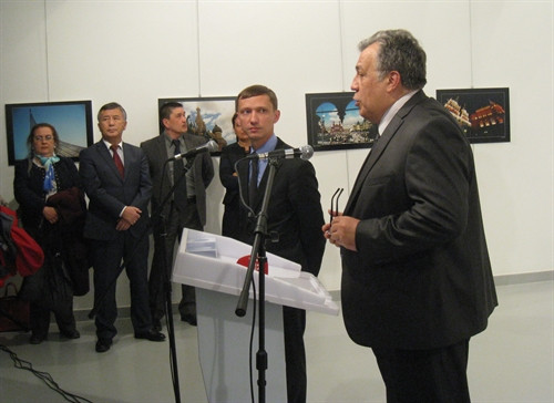 Đại sứ Nga Andrey Karlov (phải) phát biểu tại triển lãm nghệ thuật trước khi bị bắn ngày 19/12. EPA/ TTXVN