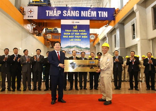 Phó Thủ tướng Chính phủ Trịnh Đình Dũng trao tượng trưng chìa khóa quản lý, vận hành nhà máy thủy điện Lai Châu. Ảnh: Ngọc Hà – TTXVN Phó Thủ tướng Chính phủ Trịnh Đình Dũng trao tượng trưng chìa khóa quản lý, vận hành nhà máy thủy điện Lai Châu. Ảnh: Ngọc Hà – TTXVN