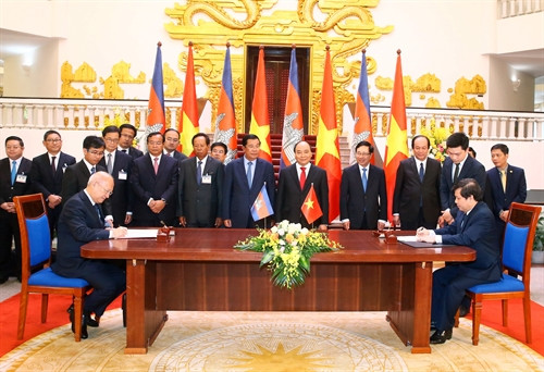 Thủ tướng Nguyễn Xuân Phúc và Thủ tướng Campuchia Samdech Akka Moha Sena Padei Techo Hun Sen chứng kiến lễ ký các văn kiện hợp tác giữa hai nước. Ảnh :Thống Nhất- TTXVN Thủ tướng Nguyễn Xuân Phúc và Thủ tướng Campuchia Samdech Akka Moha Sena Padei Techo Hun Sen chứng kiến lễ ký các văn kiện hợp tác giữa hai nước. Ảnh :Thống Nhất- TTXVN