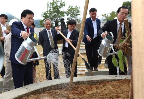 Phó Thủ tướng Trịnh Đình Dũng trồng cây lưu niệm tại công trình. Ảnh: Ngọc Hà – TTXVN Phó Thủ tướng Trịnh Đình Dũng trồng cây lưu niệm tại công trình. Ảnh: Ngọc Hà – TTXVN