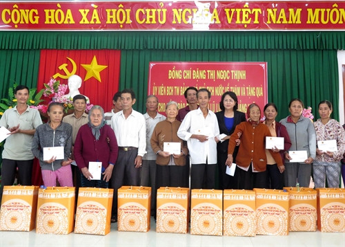 Phó Chủ tịch nước Đặng Thị Ngọc Thịnh tặng quà cho người dân xã Đức Nhuận, huyện Mộ Đức. Ảnh: Phước Ngọc – TTXVN