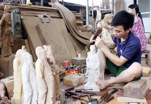 Xưởng sản xuất mộc mỹ nghệ của gia đình ông Nguyễn Văn Cường, tổ dân phố Hồng Bàng, thị trấn Thanh Lãng (Bình Xuyên). Nguồn: baovinhphuc.com.vn