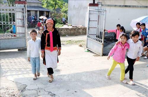 Nhiều phụ huynh không quản ngại khó khăn, đường xá xa xôi đưa con em đến tựu trường đúng thời gian quy định. Ảnh: Công Tuyên-TTXVN Nhiều phụ huynh không quản ngại khó khăn, đường xá xa xôi đưa con em đến tựu trường đúng thời gian quy định. Ảnh: Công Tuyên-TTXVN