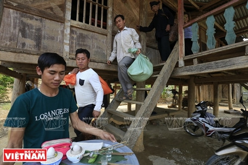 Cận cảnh mâm lễ vật cúng bản của người Cống. Mâm lễ vật này được chuẩn bị ở nhà thày mo. Thày mo làm lễ tại nhà trước khi lên vùng đất linh thiêng để làm lễ cúng bản. Người Cống rời nhà thày mo cùng lễ vật dâng lên hai vị thần nước và thần rừng. Ngoài đồ lễ được thày mo chuẩn bị, họ cũng mang theo gạo, gà và lợn để tế thần linh. Người Cống phát quang khu đất thiêng nơi có nguồn nước dẫn về bản. Trước khi làm lễ, trai bản dựng ngôi nhà nhỏ để đón thần linh về chứng kiến lễ cúng của họ. Thày mo đọc bài khấn đầu tiên trong lễ cúng để mời thần linh về cho dân bản làm lễ. Thày mo giết gà làm vật tế cầu vị thần linh che chở cho bản làng của họ được an lành. C huẩn bị đồ chín để cúng tạ ơn các vị thần. Trai bản giúp thày mo chuẩn bị lễ vật để làm lễ cúng. Thày mo rót rượu mời các vị thần sau khi thực hiện xong bài khấn. Xem bói từ gan là phần rất quan trọng của lễ cúng bản. Qua những đặc điểm của lá ga vừa tế thần, thày mo sẽ nói cho dân bản về kết quả của buổi lễ. Lễ cúng bản của người Cống chỉ dành cho đàn ông. Họ sẽ ăn uống theo cách thức cổ xưa như ông bà tổ tiên của họ ngay tại vùng đất thiêng của bản. Dấu hiệu cấm bản của người Cống. Từ lúc những “chiếc khiêng” này được cắm xuống, bản Nậm Pục sẽ nội bất xuất ngoại bất nhập. Cận cảnh mâm lễ vật cúng bản của người Cống. Mâm lễ vật này được chuẩn bị ở nhà thày mo. Thày mo làm lễ tại nhà trước khi lên vùng đất linh thiêng để làm lễ cúng bản. Người Cống rời nhà thày mo cùng lễ vật dâng lên hai vị thần nước và thần rừng. Ngoài đồ lễ được thày mo chuẩn bị, họ cũng mang theo gạo, gà và lợn để tế thần linh. Người Cống phát quang khu đất thiêng nơi có nguồn nước dẫn về bản. Trước khi làm lễ, trai bản dựng ngôi nhà nhỏ để đón thần linh về chứng kiến lễ cúng của họ. Thày mo đọc bài khấn đầu tiên trong lễ cúng để mời thần linh về cho dân bản làm lễ. Thày mo giết gà làm vật tế cầu vị thần linh che chở cho bản làng của họ được an lành. C huẩn bị đồ chín để cúng tạ ơn các vị thần. Trai bản giúp thày mo chuẩn bị lễ vật để làm lễ cúng. Thày mo rót rượu mời các vị thần sau khi thực hiện xong bài khấn. Xem bói từ gan là phần rất quan trọng của lễ cúng bản. Qua những đặc điểm của lá ga vừa tế thần, thày mo sẽ nói cho dân bản về kết quả của buổi lễ. Lễ cúng bản của người Cống chỉ dành cho đàn ông. Họ sẽ ăn uống theo cách thức cổ xưa như ông bà tổ tiên của họ ngay tại vùng đất thiêng của bản. Dấu hiệu cấm bản của người Cống. Từ lúc những “chiếc khiêng” này được cắm xuống, bản Nậm Pục sẽ nội bất xuất ngoại bất nhập.