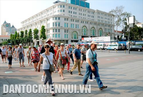 Du khách quốc tế tham quan phố đi bộ Nguyễn Huệ (TP.HCM). Ảnh: Phúc Thanh