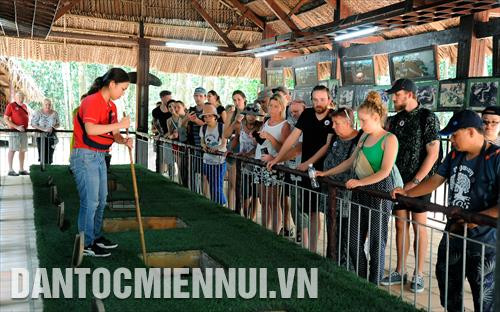 Du khách quốc tế tham quan khu di tích lịch sử đia đạo Củ Chi (TP.HCM)