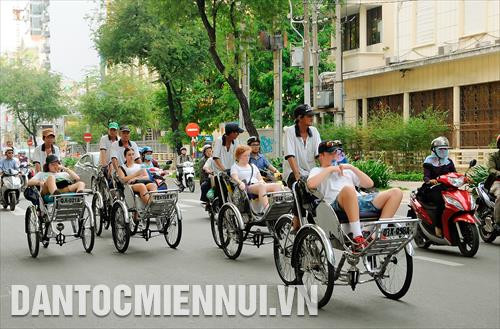 Du khách trải nghiệm tham quan các tuyến đường trung tâm TP.HCM bằng xích lô. Ảnh: Phúc Thanh