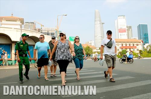 Du khách quốc tế tham quan, dạo phố các tuyến đường trung tâm TP.HCM