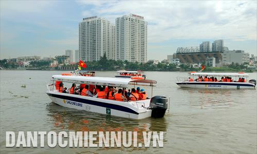 Du khách quốc tế tham quan, trải nghiệm tuyến du lịch đường thủy TP.HCM bằng ca nô