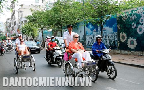 Du khách trải nghiệm tham quan các tuyến đường trung tâm TP.HCM bằng xích lô