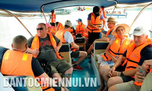 Du khách quốc tế tham quan, trải nghiệm tuyến du lịch đường thủy TP.HCM bằng ca nô. Ảnh: Phúc Thanh