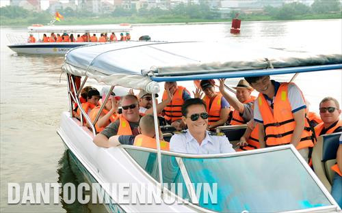 Du khách quốc tế tham quan, trải nghiệm tuyến du lịch đường thủy TP.HCM bằng ca nô