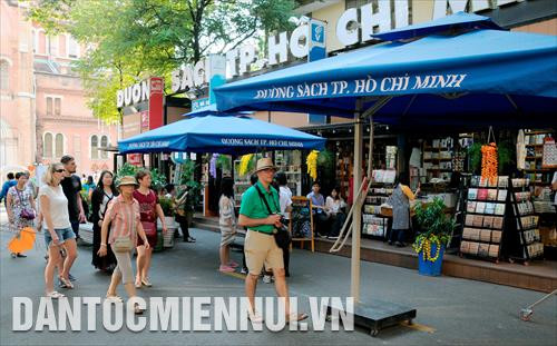 Sau hơn 3 năm đi vào hoạt động, Đường sách TP.HCM trở thành không gian đọc sách và thư giãn lý tưởng,thu hút đông đảo du khách quốc thế đến tham quan, thưởng lãm, góp phần nâng cao văn hóa đọc, xây dựng đô thị học tập, nâng cao dân trí, phát triển văn hóa bền vững, tạo động lực phát triển kinh tế xã hội và hội nhập của thành phố mang tên Bác. Ảnh: Phúc Thanh