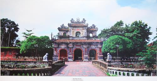 Hình ảnh cửa Hiển Nhơn trong Hoàng Thành Huế với 2 con nghê đá chầu trước cửa. Ảnh:vietnam.vnanet.vn Hình ảnh cửa Hiển Nhơn trong Hoàng Thành Huế với 2 con nghê đá chầu trước cửa. Ảnh:vietnam.vnanet.vn