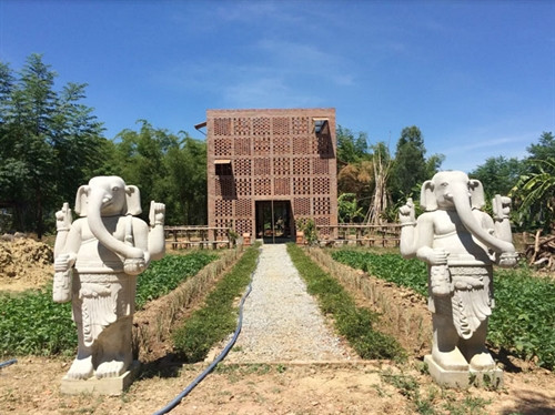 Ngôi nhà gồm 3 tầng được khởi công xây dựng đầu năm 2016. Ngôi nhà gồm 3 tầng được khởi công xây dựng đầu năm 2016.