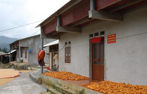 Những ngôi nhà mới xây khang trang của các gia đình bị thiệt hại nặng trong cơn lũ lịch sử quét qua thôn năm 2018. Ảnh: Nguyễn Chiến - TTXVN Những ngôi nhà mới xây khang trang của các gia đình bị thiệt hại nặng trong cơn lũ lịch sử quét qua thôn năm 2018. Ảnh: Nguyễn Chiến - TTXVN