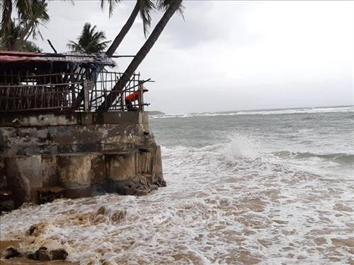 Triều cường tại khu dân cư thôn Mỹ Quang Nam (xã An Chấn, huyện Tuy An) khiến 7 ngôi nhà có nguy cơ bị cuốn sập. Ảnh: Thế Lập – TTXVN Triều cường tại khu dân cư thôn Mỹ Quang Nam (xã An Chấn, huyện Tuy An) khiến 7 ngôi nhà có nguy cơ bị cuốn sập. Ảnh: Thế Lập – TTXVN