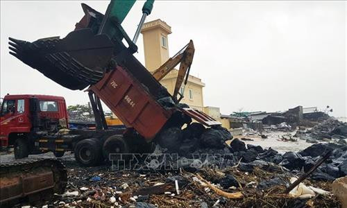 Đổ đá hộc gia cố bờ kè tạm tại khu dân cư Bạch Đằng (phường 6, thành phố Tuy Hòa). Ảnh: Thế Lập - TTXVN Đổ đá hộc gia cố bờ kè tạm tại khu dân cư Bạch Đằng (phường 6, thành phố Tuy Hòa). Ảnh: Thế Lập - TTXVN