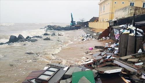 Triều cường tại khu dân cư Bạch Đằng (phường 6, thành phố Tuy Hòa) khiến 1 nhà bị sập một phần và uy hiếp 40 hộ dân khác đang sinh sống. Ảnh: Thế Lập – TTXVN Triều cường tại khu dân cư Bạch Đằng (phường 6, thành phố Tuy Hòa) khiến 1 nhà bị sập một phần và uy hiếp 40 hộ dân khác đang sinh sống. Ảnh: Thế Lập – TTXVN